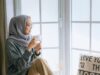 Empowering Modern Muslim Women: A Guide to Fashion and Style for the Maghrebi Diaspora Modern Muslim woman in traditional Maghrebi attire with trendy accessories