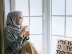 Empowering Modern Muslim Women: A Guide to Fashion and Style for the Maghrebi Diaspora Modern Muslim woman in traditional Maghrebi attire with trendy accessories