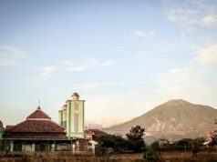 Eid Mubarak Wishes 2026: Beautiful Messages in Arabic, French, and English for Maghrebi Diaspora Readers Maghrebi family gathering for Eid Mubarak celebrations, exchanging warm greetings and gifts