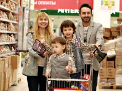 Gestion du budget familial : Conseils pratiques pour la diaspora Maghrébine Maghrebi family discussing budget management at a dining table