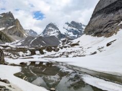 Navigating Cultural and Social Challenges: A Guide for the Moroccan Community in France Moroccan family interacting with French community in a park