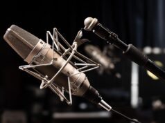 Exploring Safe Spaces for Men in French Maghrebi Culture: A Focus on Sara Sadik’s Work Sara Sadik conducting therapy session in a safe space for men in French Maghrebi Culture