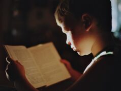 Modern Modest Fashion for Western Academia: A Guide for Maghrebi Students Maghrebi student wearing modern modest outfit at university campus