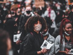 Learning Empowerment Lessons from Arab Women in Daily Life: Inspirations for the Maghrebi Diaspora Arab woman sharing wisdom with a group of women in a community setting