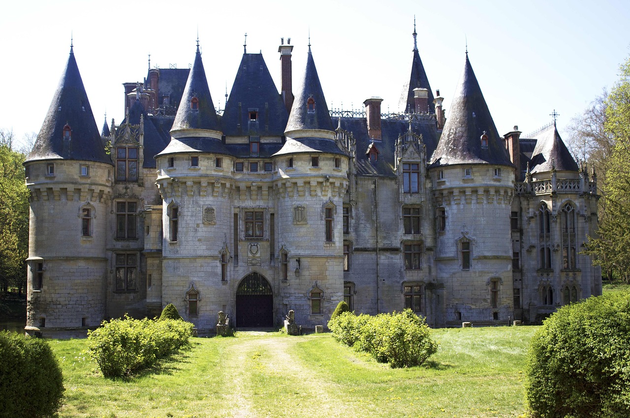 Between Homelands and Diasporas: Empowering Journeys of the North African Diaspora in France