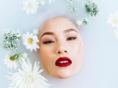 Navigating Halal Skincare Trends: A Comprehensive Guide for the Maghrebi Diaspora Women using halal skincare products from Maghrebi brands during a beauty event