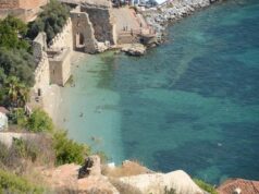 Halal-Friendly Holiday Guide to Alanya, Turkey – A Perfect Getaway for the Maghrebi Diaspora Maghrebi family enjoying a halal-friendly meal at a beachside restaurant in Alanya, Turkey