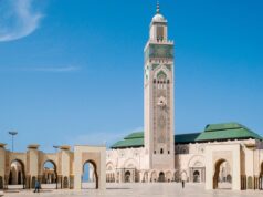 Unveiling Hak Lmalh: A Deep Dive into a Moroccan Cultural Tradition Woman telling Hak Lmalh stories to children in traditional Moroccan setting
