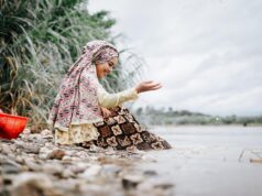 Modern Muslim Women’s Fashion: Embracing Tradition and Style Modern Muslim woman wearing traditional attire with intricate henna designs and statement jewelry
