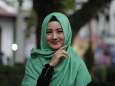 Empowering Modest Fashion: Lessons from Contemporary Muslim Women Contemporary Muslim woman wearing a colorful, stylish modest fashion outfit