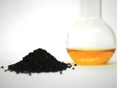 Natural Hair Care with Nigella Seed Oil: A Comprehensive Guide for the Maghrebi Diaspora Woman applying nigella seed oil on her hair for natural hair care