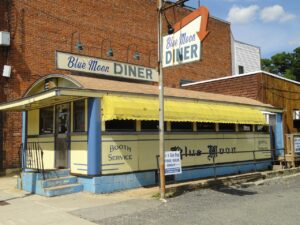 A Comprehensive Guide to Halal Food Options for Algerian Fans in Lawrence